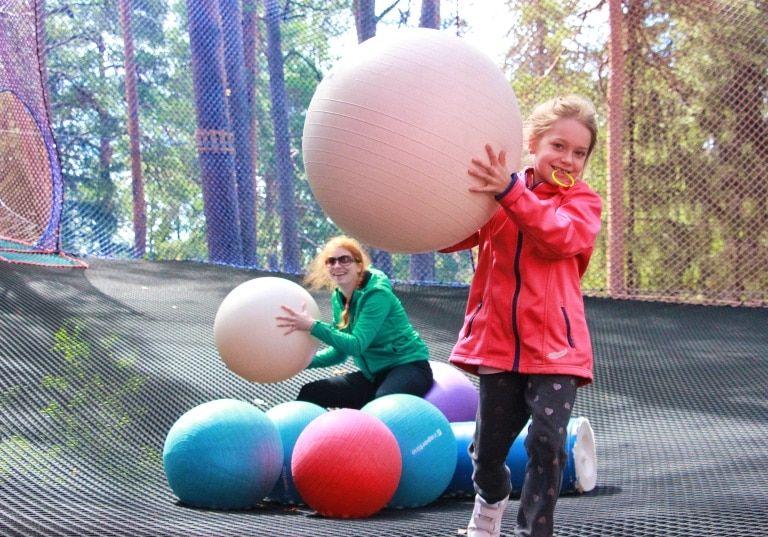 Łotwa z dzieckiem. Park Narodowy Gauja